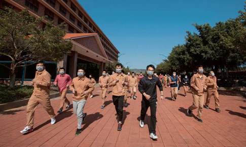 组织“跑在阳光下，跑进健柯凤”体育活动